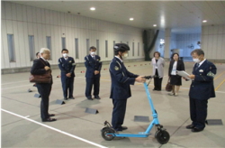 警察本部において特定小型原動機付自転車説明を受ける写真