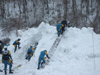 雪崩を想定した救助捜索訓練