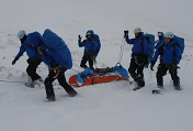 雪山の救助隊の様子