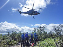 ヘリコプターと救助隊の写真
