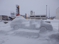 パトカーの雪像の写真