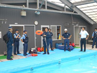 初山別村民プールにおける水難救助訓練の写真1