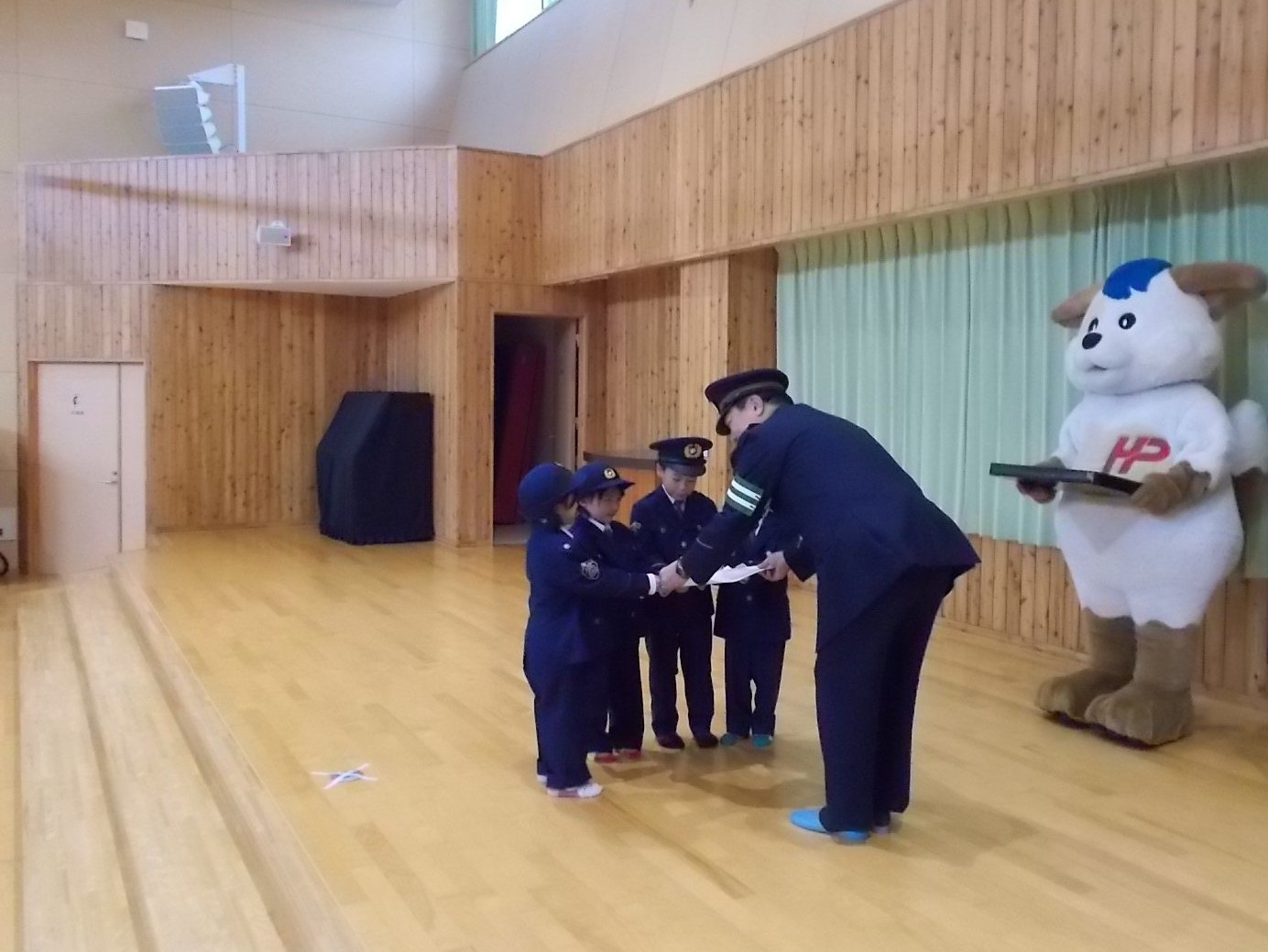 小さな警察官達と啓発活動実施