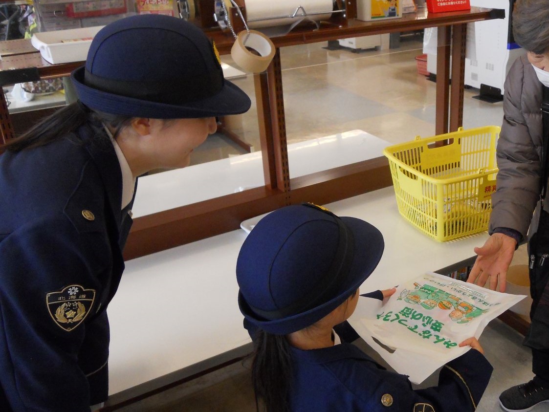 小さな警察官達と啓発活動実施