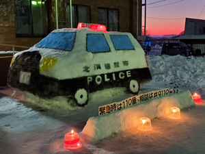 パトカー雪像の夜間の写真