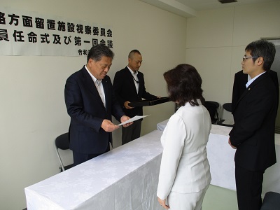 任命式に出席する細川委員長の写真