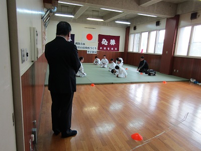 空手教室を視察する細川委員長の写真