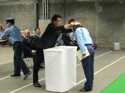 表彰式に出席する梁瀨委員の写真