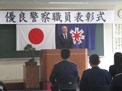 表彰式に出席する甲賀委員の写真
