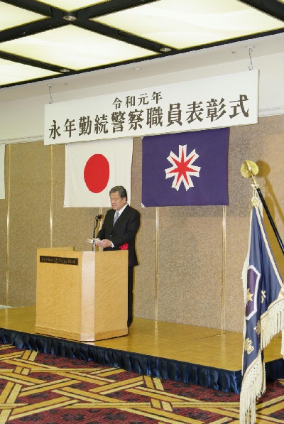 表彰式に出席する細川委員長の写真