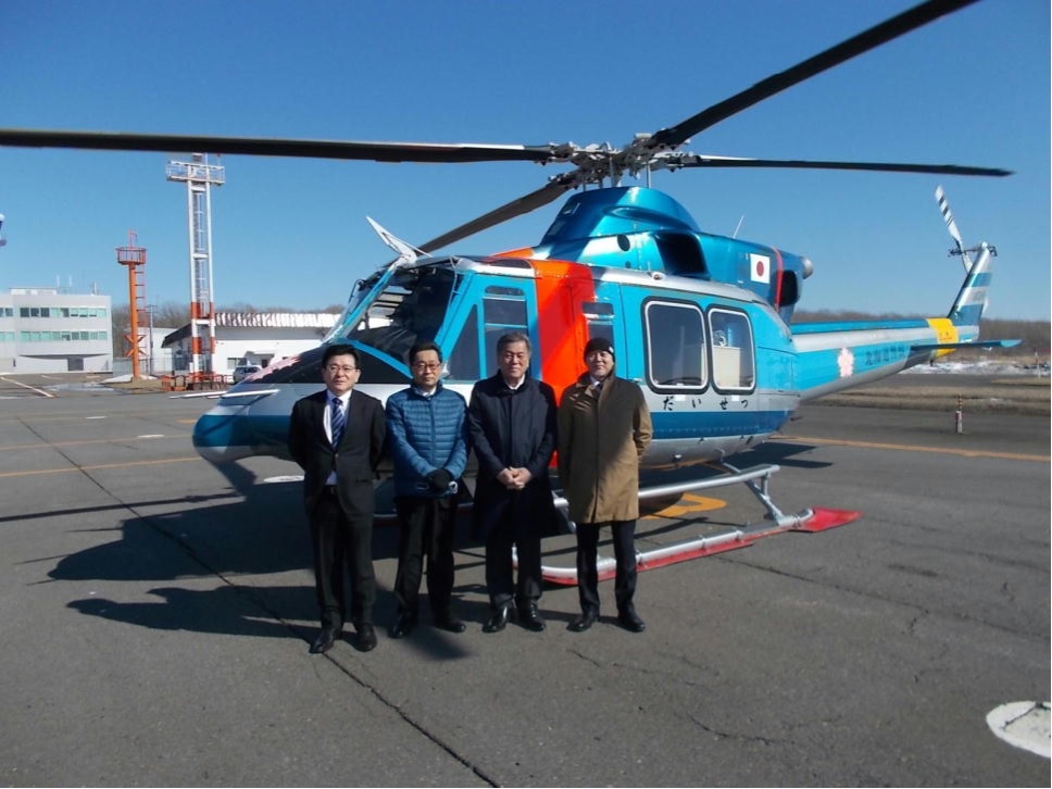 ヘリコプターと公安委員の写真