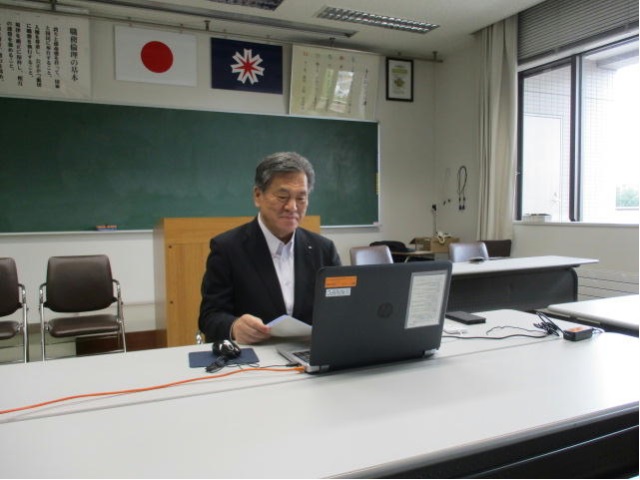 会議に出席する細川委員長の写真