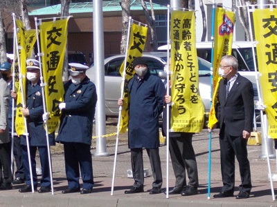 旗の波に参加する甲賀委員長の写真