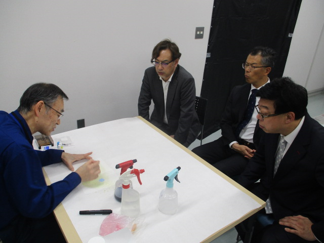 鑑識技能検定実地試験で行われる実技等の視察の様子①