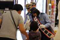 角田夏美選手が啓発を行っている状況