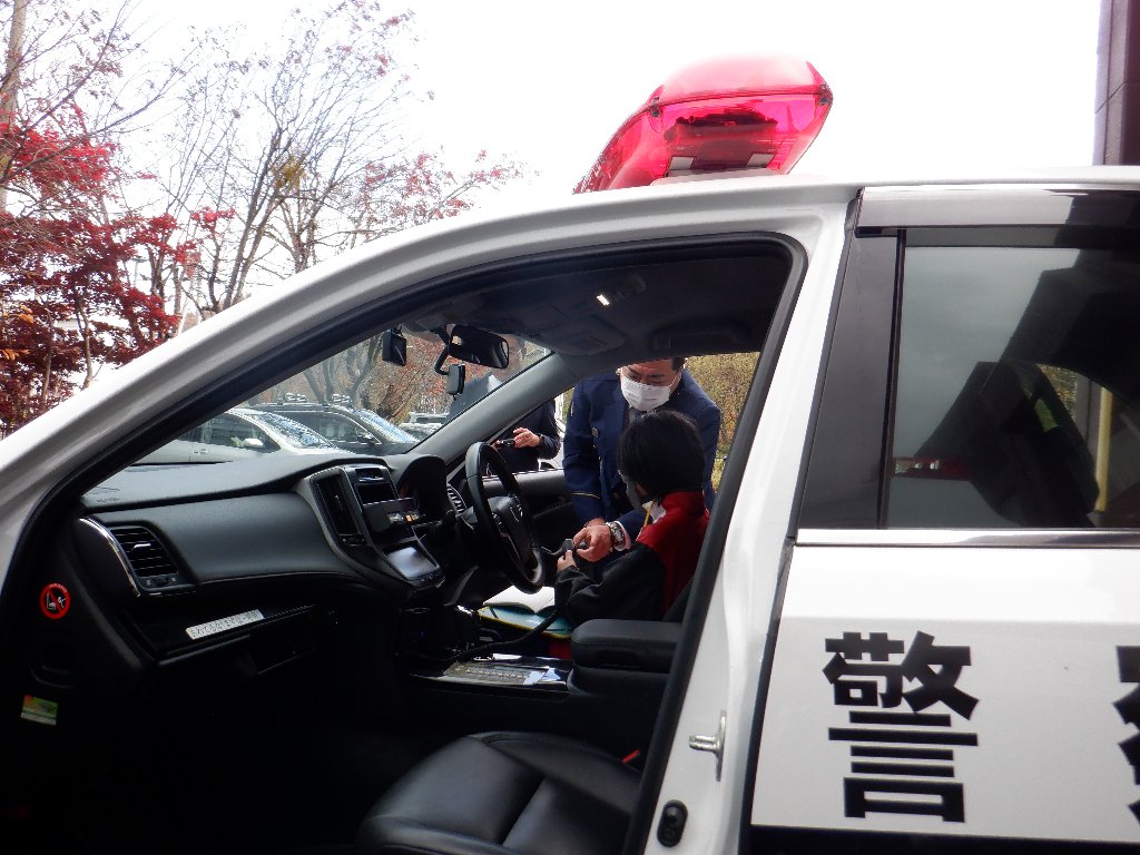 パトカーに乗車体験する小学生