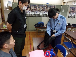 職務質問体験中のようす