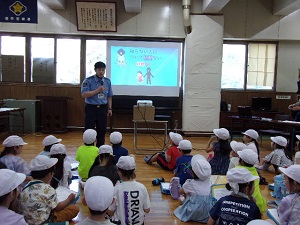 警察官の話をきいている子どもたちのようす