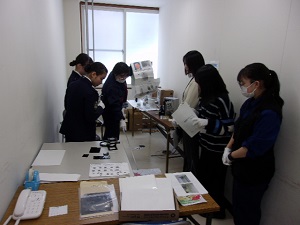 鑑識を駆使した犯人捜し体験のようす