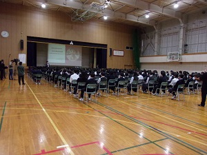 講演をうける生徒のようす