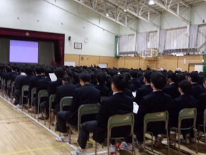 講演をうける生徒の様子