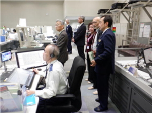 警察本部地域部通信指令室の視察の写真