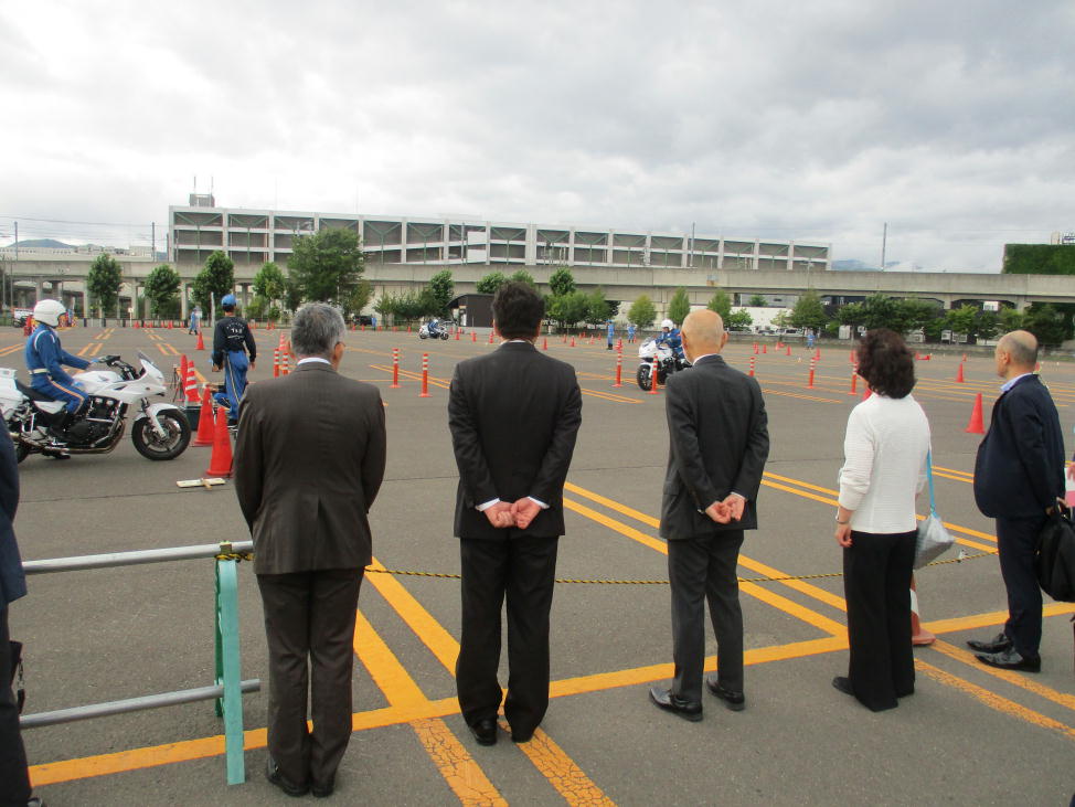 交通機動隊員による特別訓練の写真