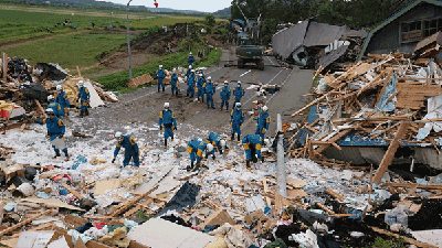 土砂崩れ現場で活動中の救出部隊の写真