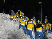 雪崩を想定した夜間救助捜索訓練