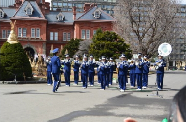 音楽隊の演奏の様子の写真