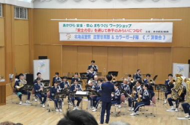 音楽隊の演奏の様子の写真