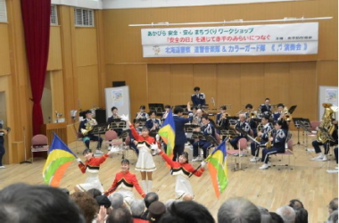 音楽隊の演奏の様子の写真