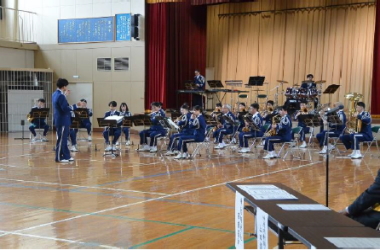 音楽隊の演奏の様子の写真