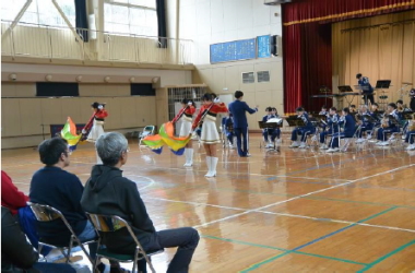 音楽隊の演奏の様子の写真