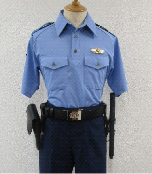 警察官のポロシャツ型夏服の写真